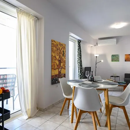 Bright And Comfy Apartment Kalamata
